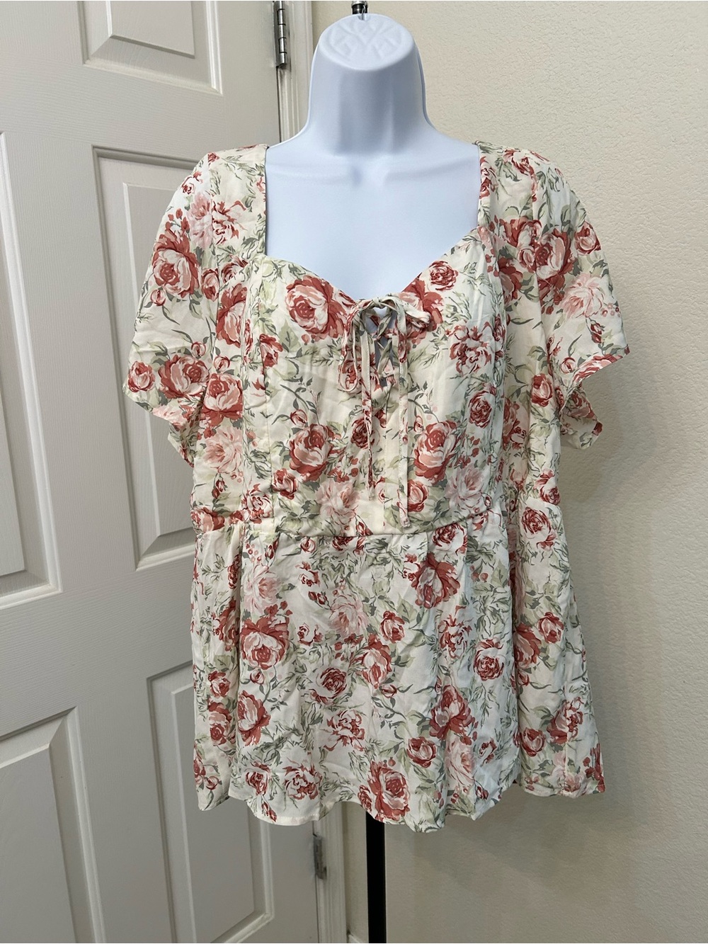 NWT Torrid Cream Floral Tie-Front Peplum Tunic